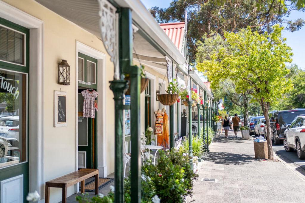 Calle del pueblo en Franschhoek con tiendas