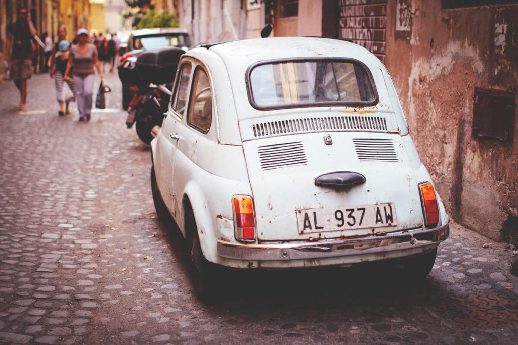 Italia-Centro-Histórico-Calzada-Auto