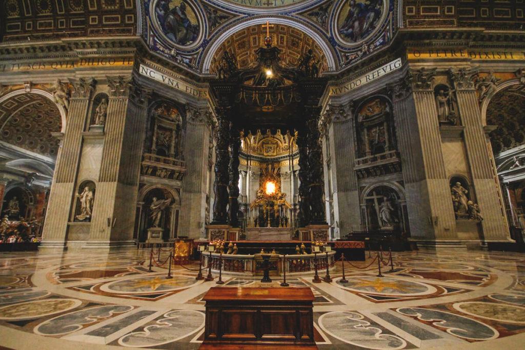 Roma-Atracciones-Basílica-de-San-Pedro-Interior