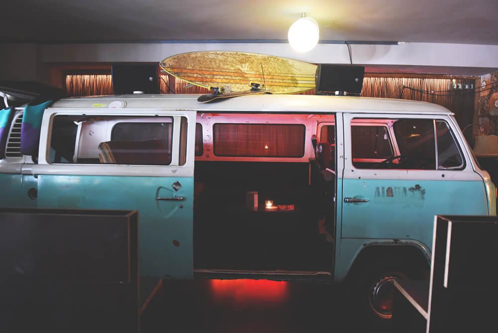 Colonia-La-Wohngemeinschaft-VW-Bus-Cafetería-Bar