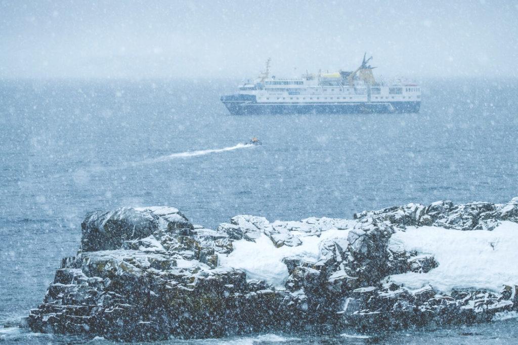 MS-Ocean-Nova-frente-a-la-costa-antartica