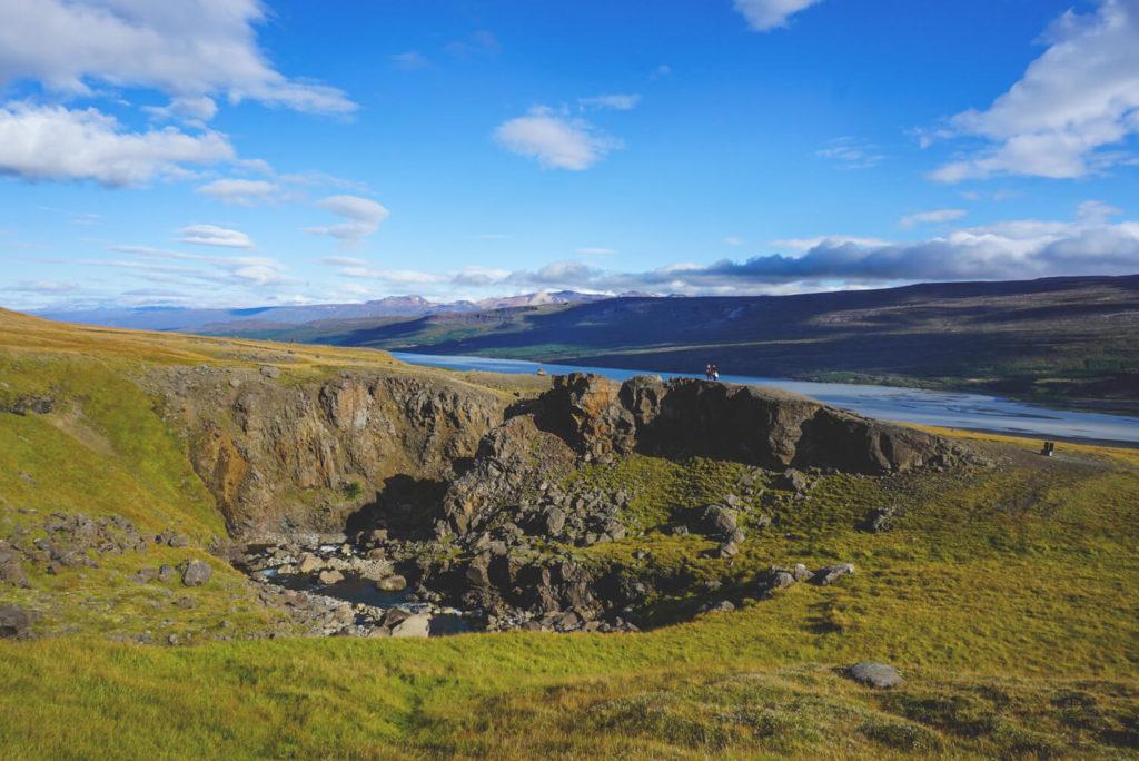 island-rundreise-osten-hengifoss-wanderung