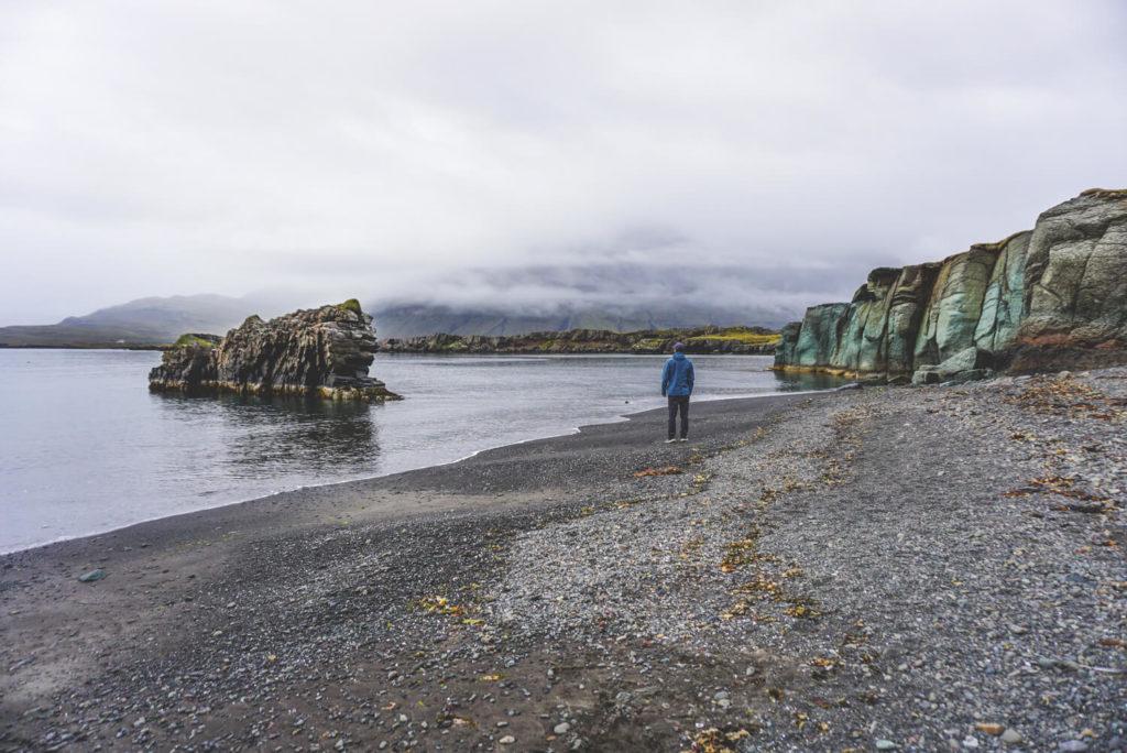 island-rundreise-osten-ostfjorde-strand