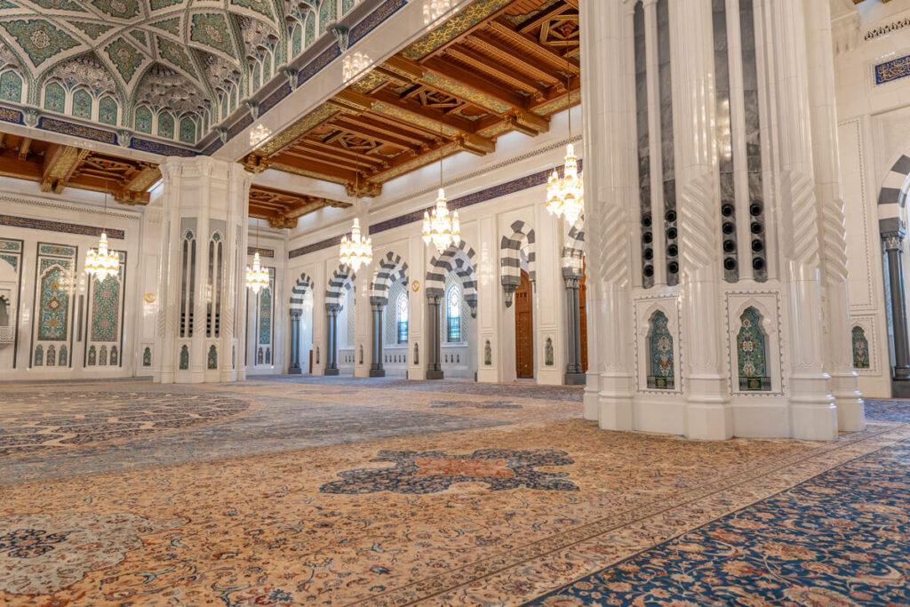 Sala de oración masculina Mezquita Sultan Qaboos Mascate