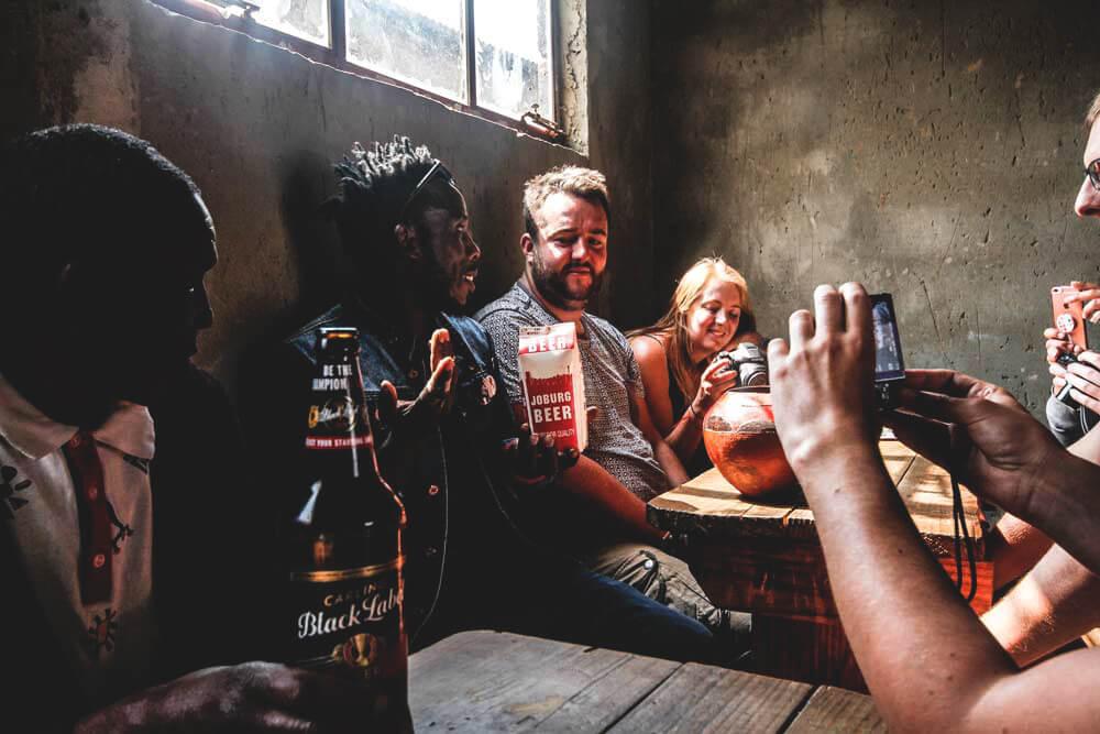 soweto-twonship-johannesburgo-cerveza-pub-tradicional