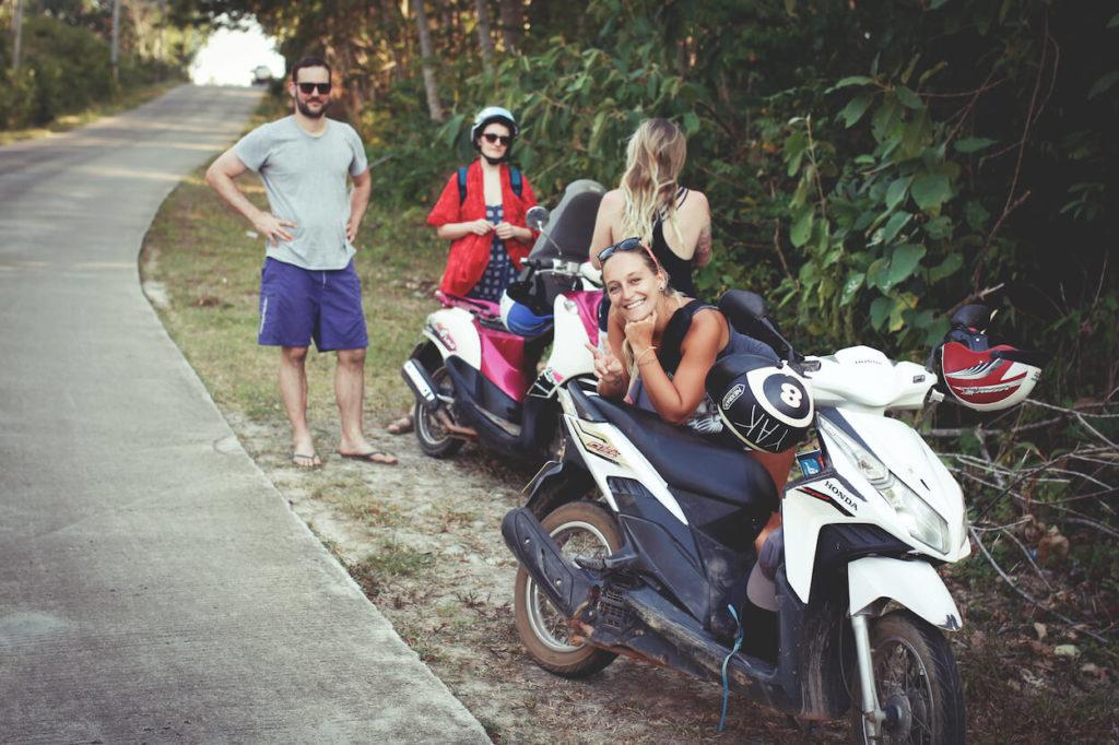 Conduciendo un scooter en Koh Lanta
