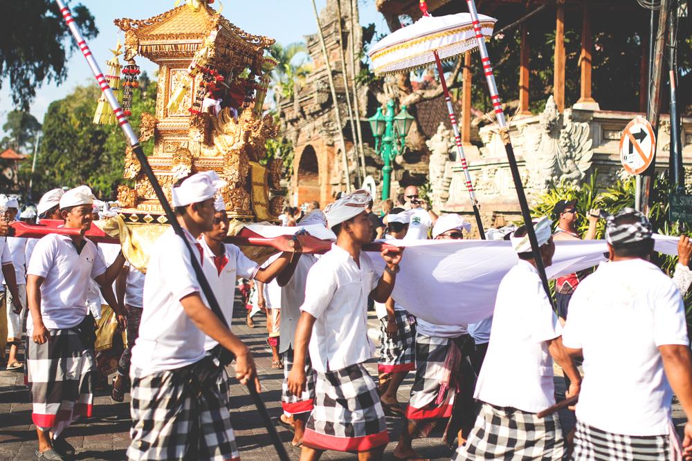 Ceremonia-Ubud-Bali-Indonesien-Calles
