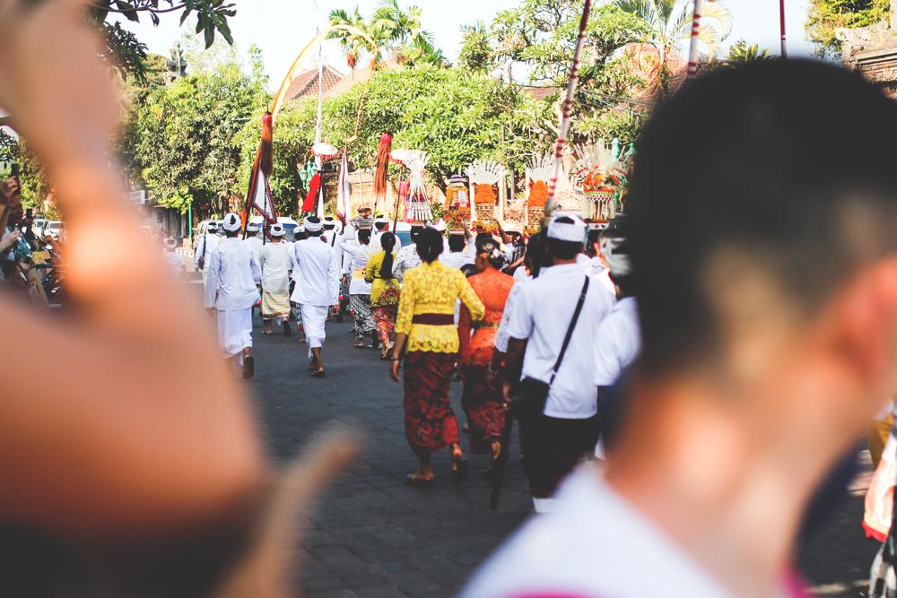 Ceremonia-Ubud-Bali-Indonesien-Calles