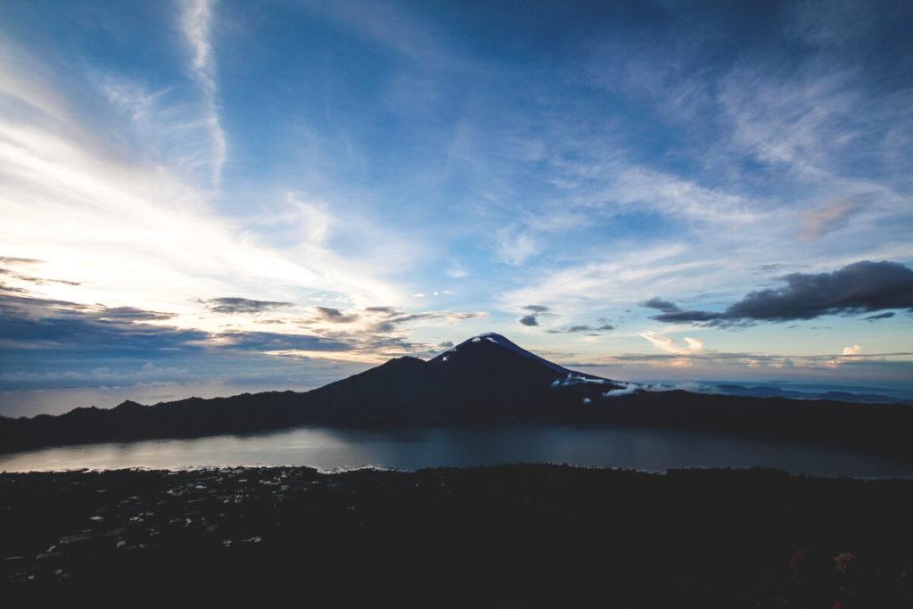 Volcán-Mount-Batur-Bali-Indonesien-Ascenso-Amanecer
