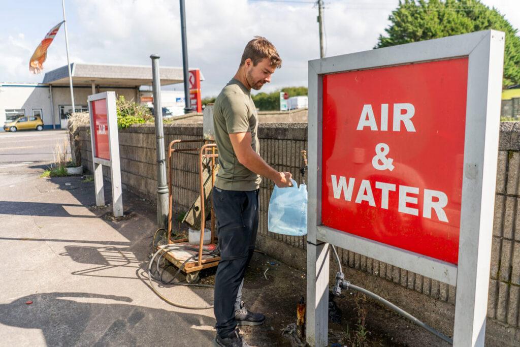 Llenar agua fresca gasolinera