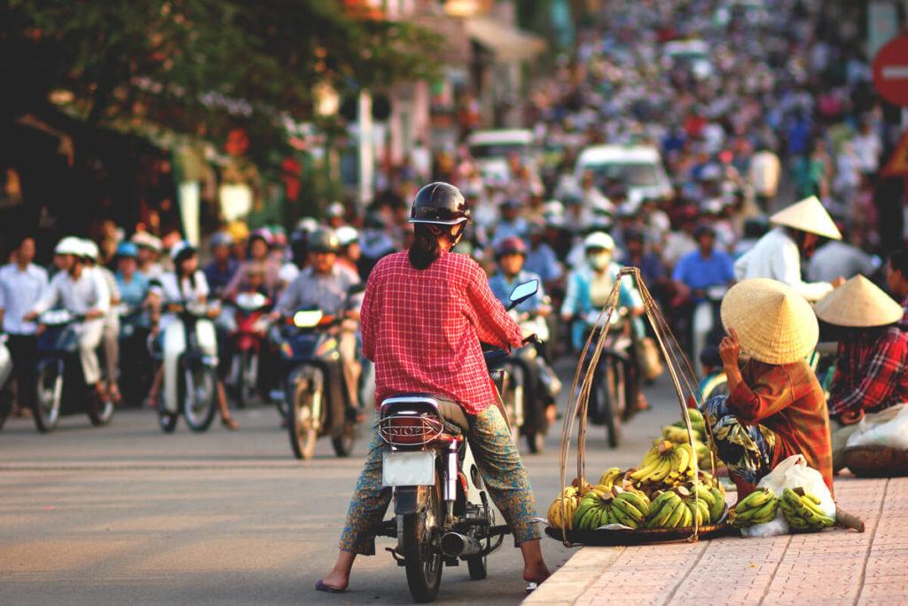 Saigon-Vietnam-Tráfico-Conducción-en-moto-y-coche