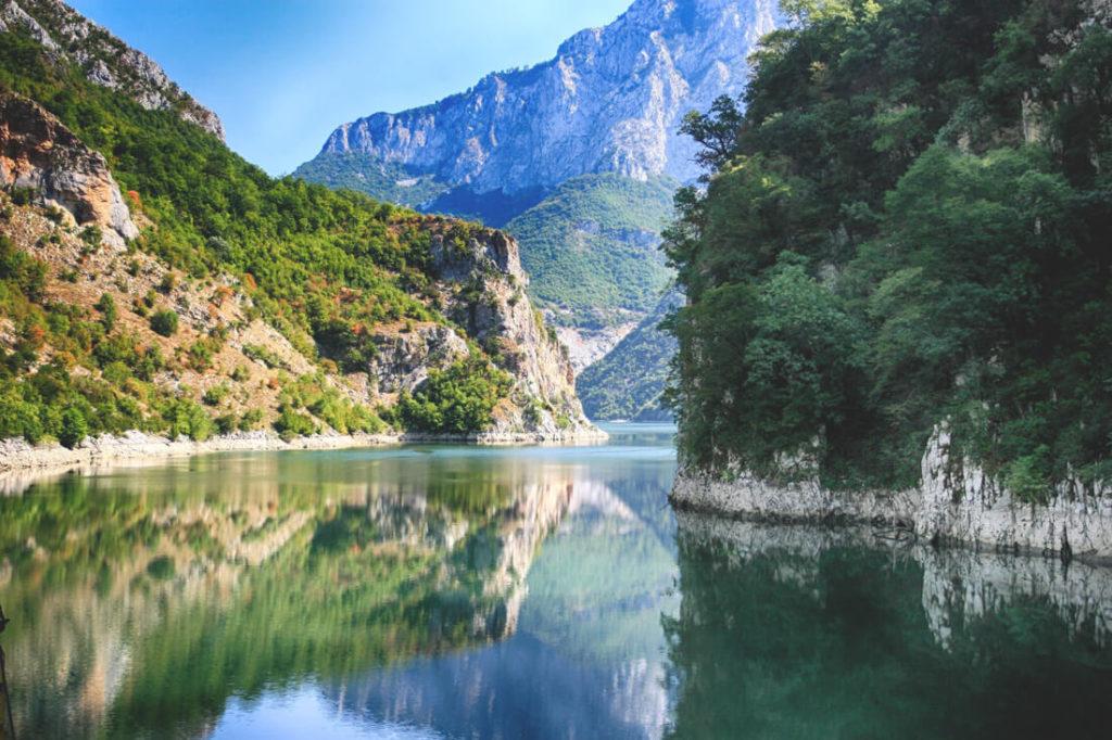 atracciones-en-albania-lago-koman
