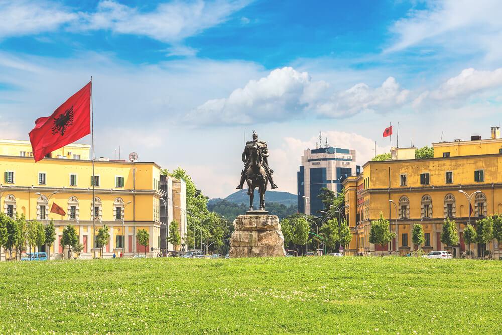 atracciones-en-albania-tirana-plaza-skanderbeg