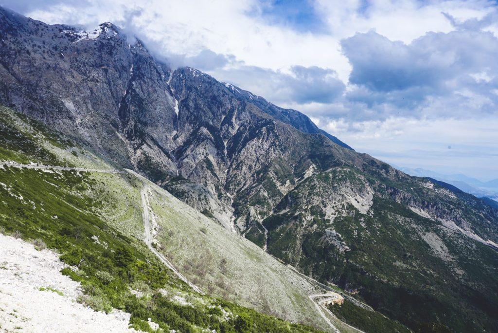 vacaciones-en-albania-paso-llogara-calle-montañas