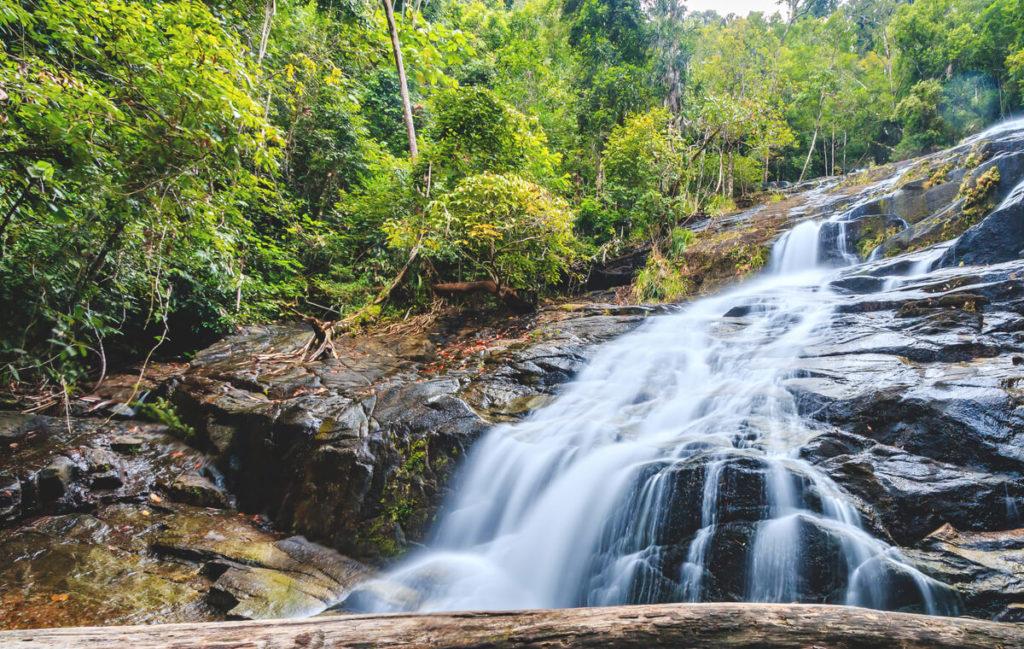 Atracciones-Khao-Lak-Ton-Chong-Fa-cascada