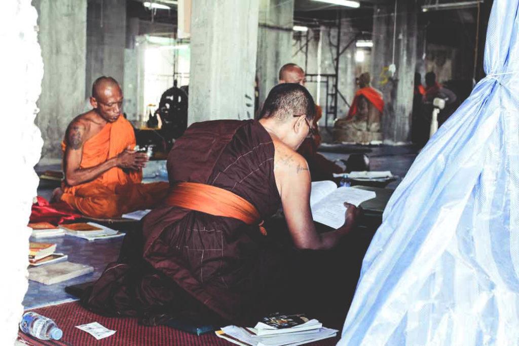 monjes-phuket-gran-buda-oración