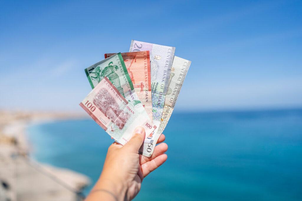 Moneda en Omán, costos y precios