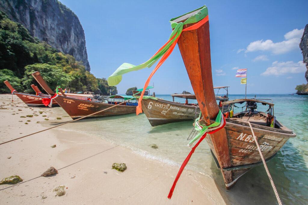 Longtailboat en Tailandia Railay Beach