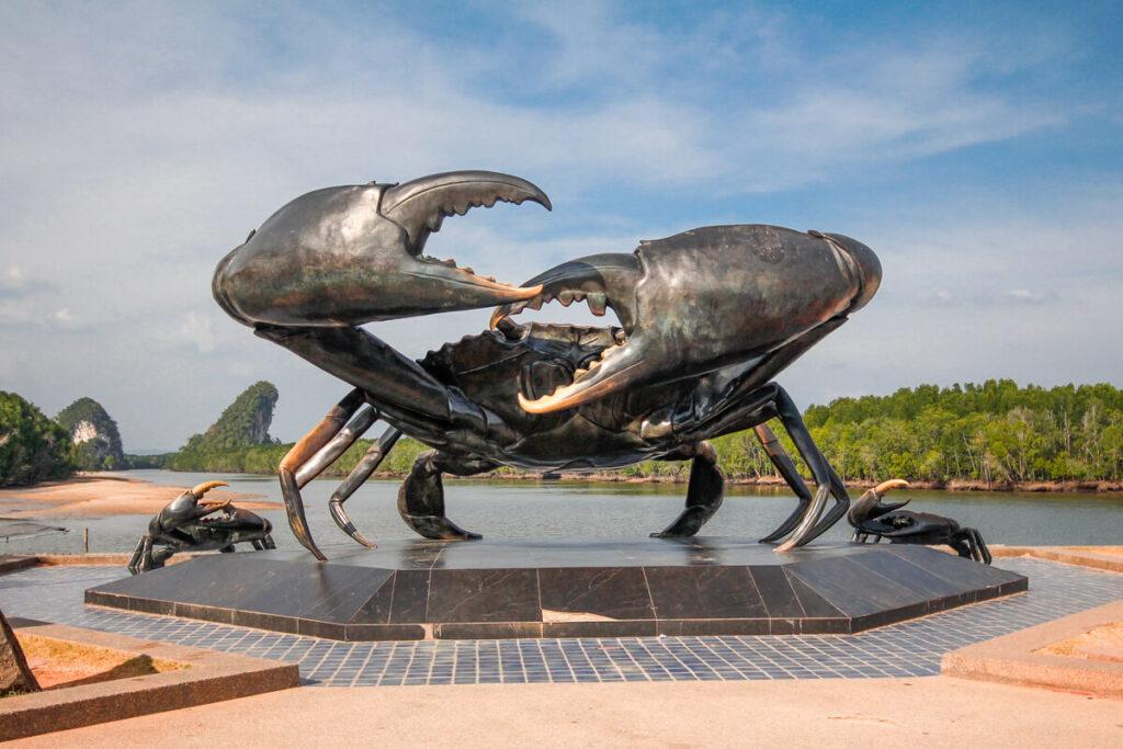 Escultura de cangrejos de barro en Krabi Town