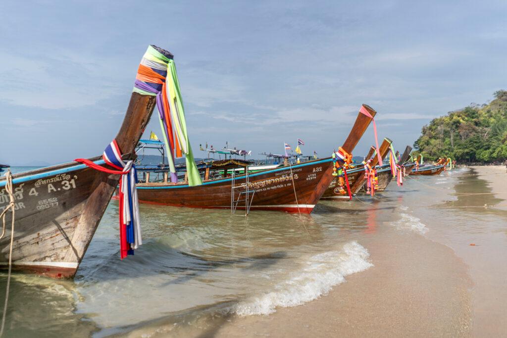 Longtailboats en Ao Nang, Tailandia