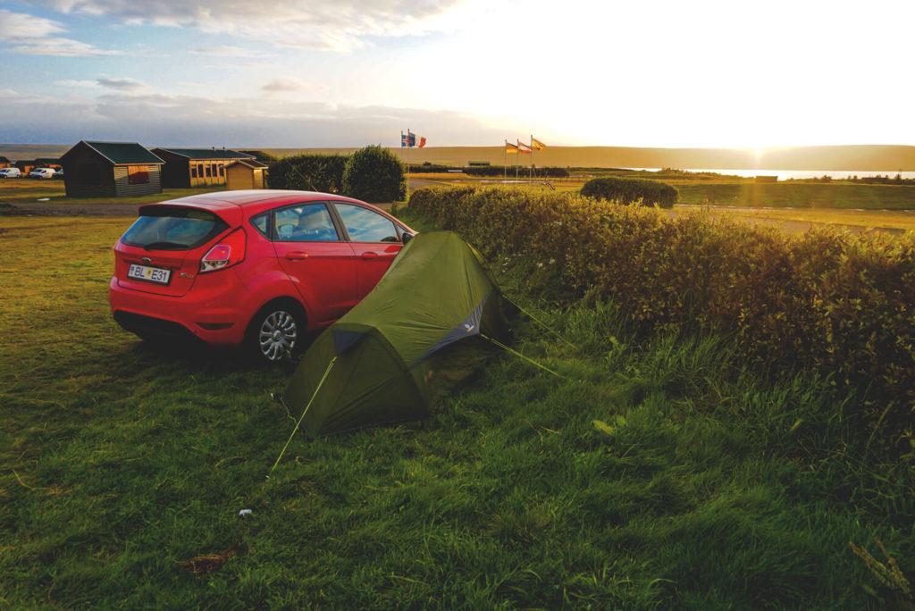 Acampando en Islandia al atardecer