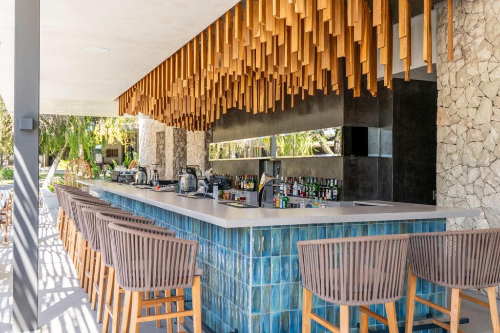 Bar de la piscina Mokuti Lodge