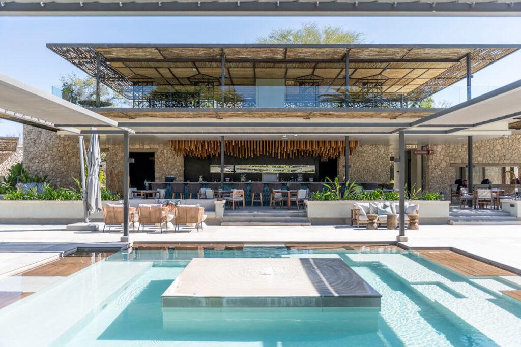 Piscina Mokuti Etosha Lodge
