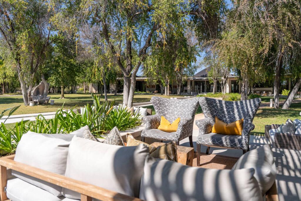 Área exterior Mokuti Etosha Lodge