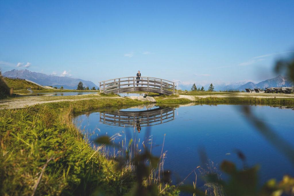 Mutterer-Alm-Lago panorámico-embalse-puente-Tirol-Austria
