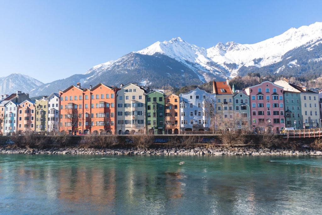 Innsbruck-invierno-Inn-casas-coloridas