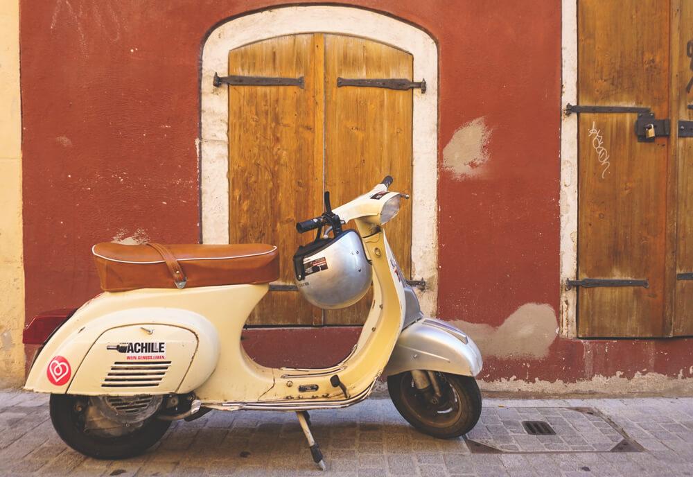 Regensburg casco antiguo Scooter Moped Calles Baviera