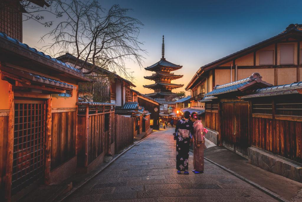 En abril, al florecimiento de los cerezos en Japón