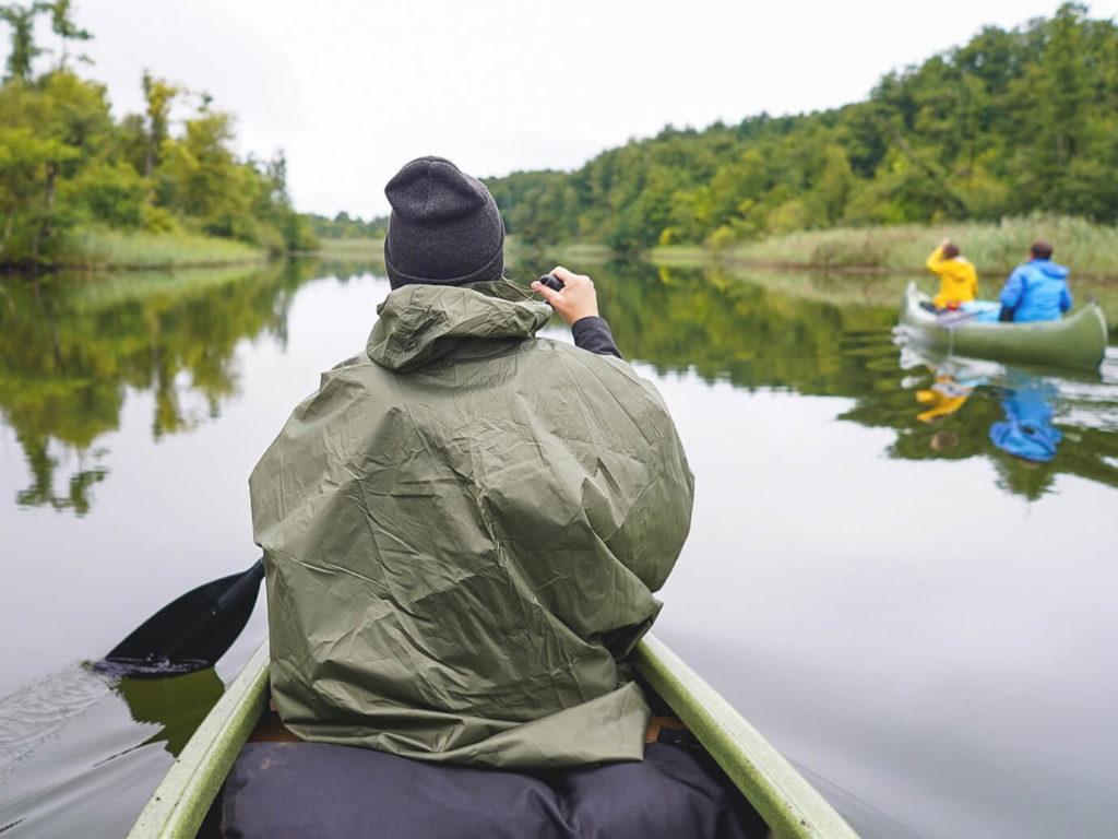 Excursión acuática, canoa, lluvia, ponchos de lluvia