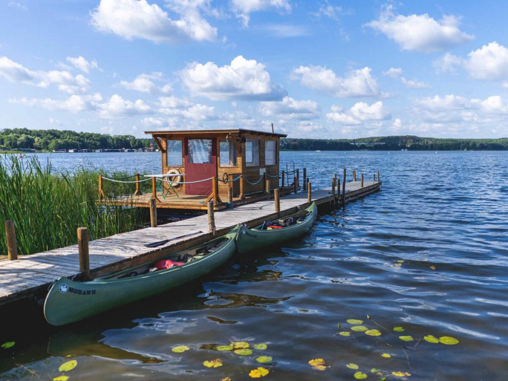 Café en Woblitzsee, muelle, botes