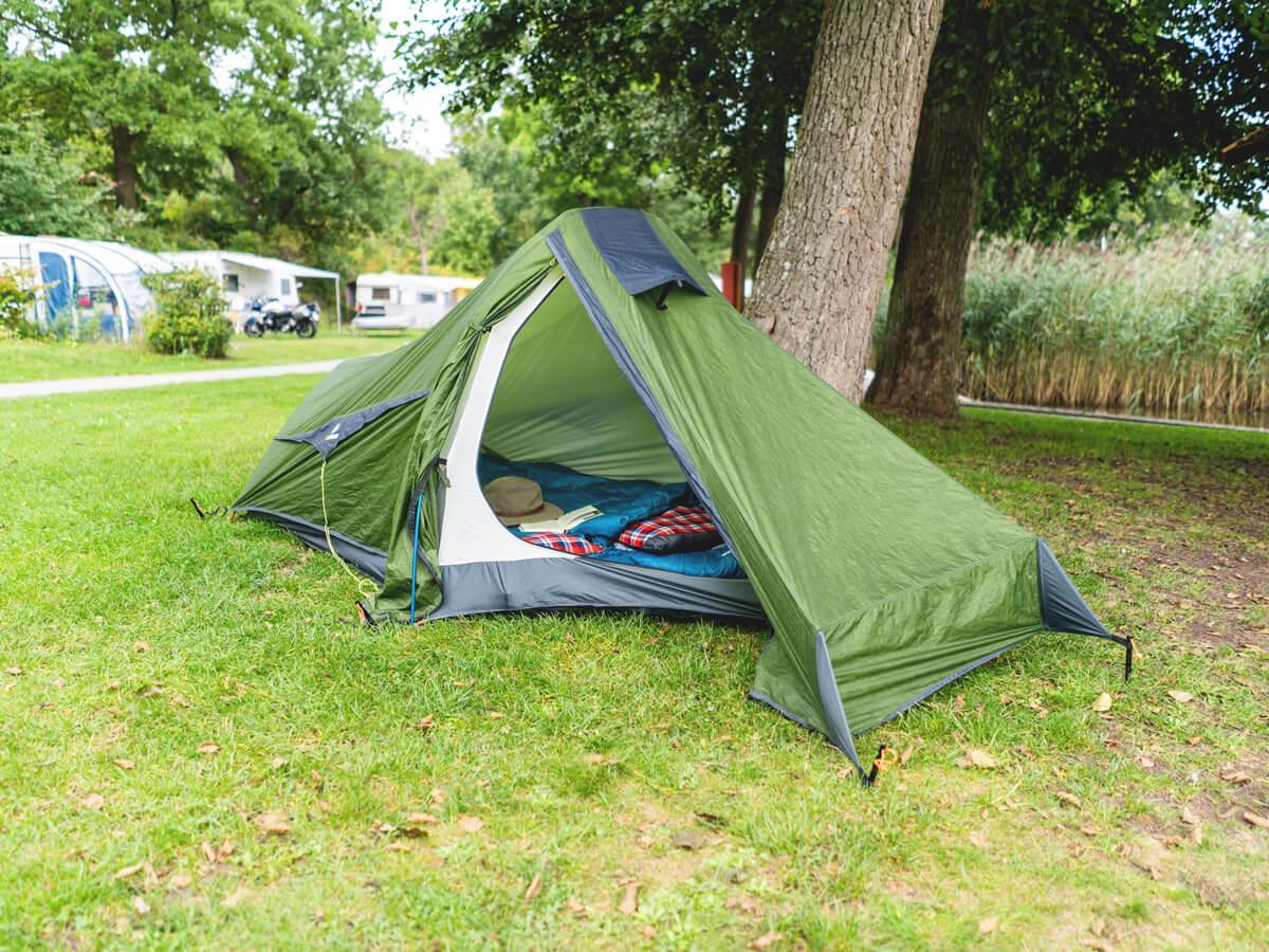 Camping en Zwenzower Ufer, montaje de tienda