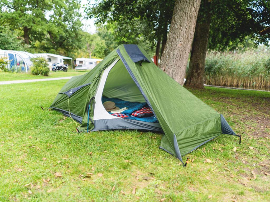Camping en Zwenzower Ufer, montaje de tienda