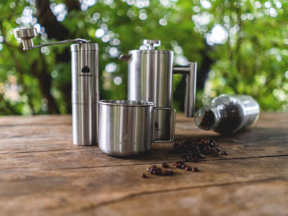 Equipamiento de camping, molinillo de café, prensa francesa