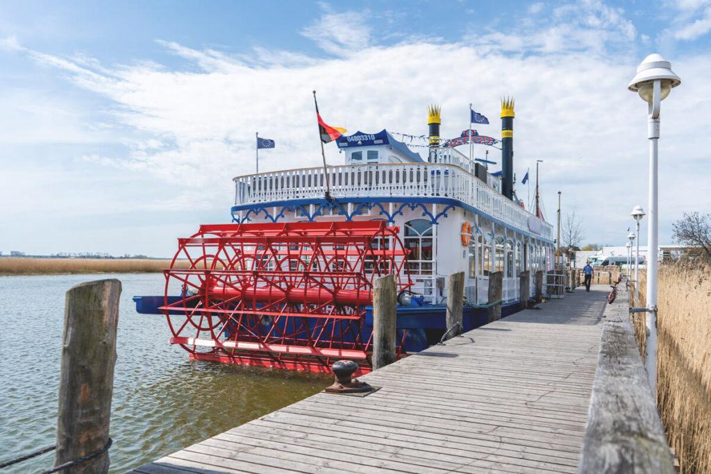 Fischland-Darss-Ostseebad-Zingst-puerto-embarcación-de-paletas
