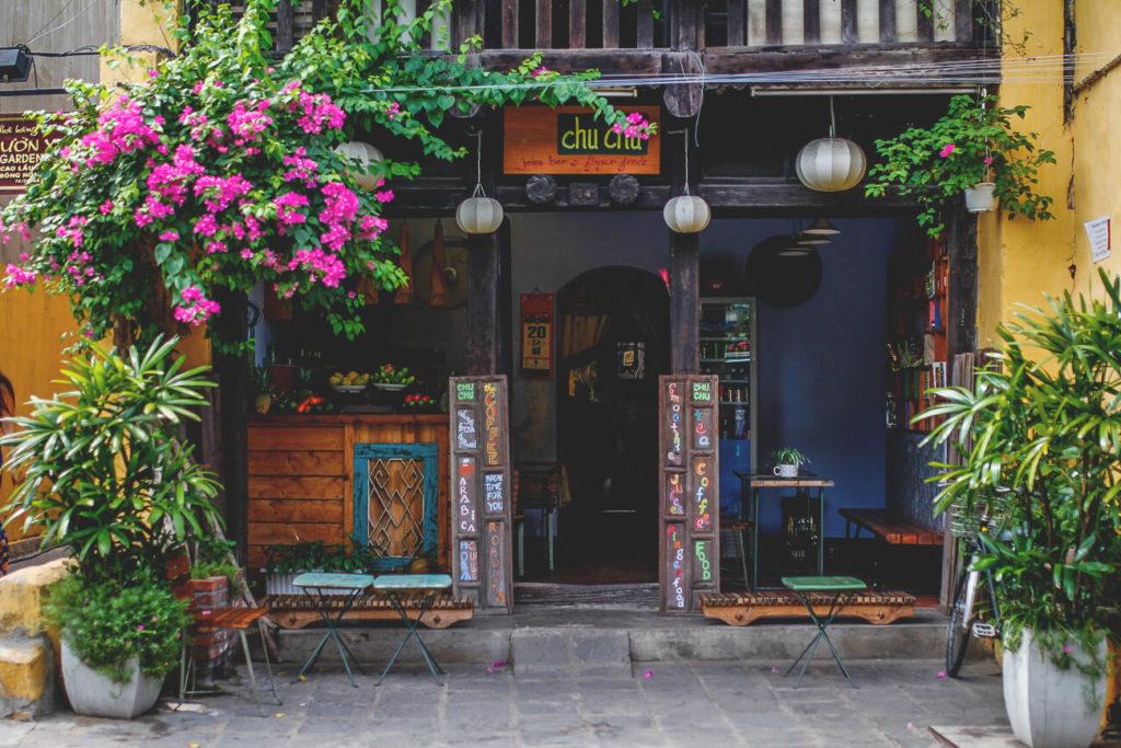 Tiendas en el casco antiguo de Hoi An en Vietnam
