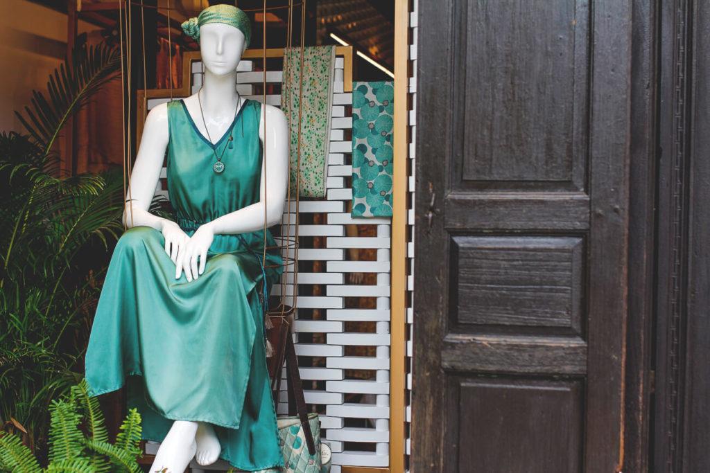 Compras en el casco antiguo de Hoi An en Vietnam