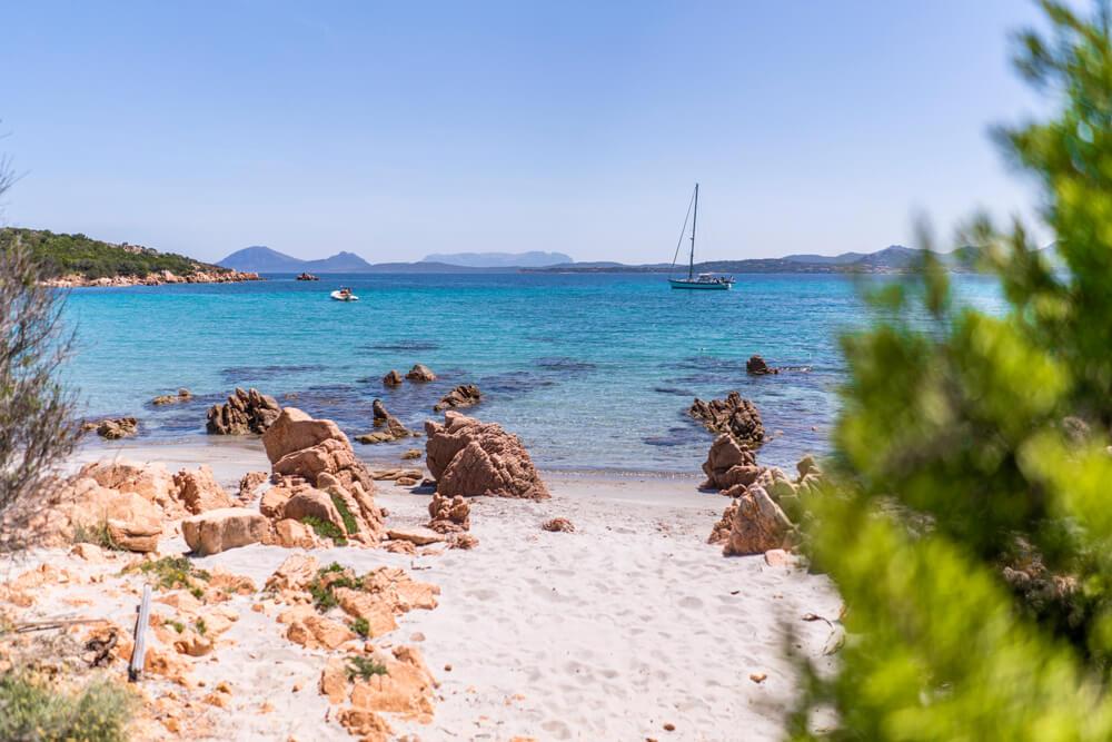 las-playas-mas-hermosas-cerdena-cala-petra-ruja_1