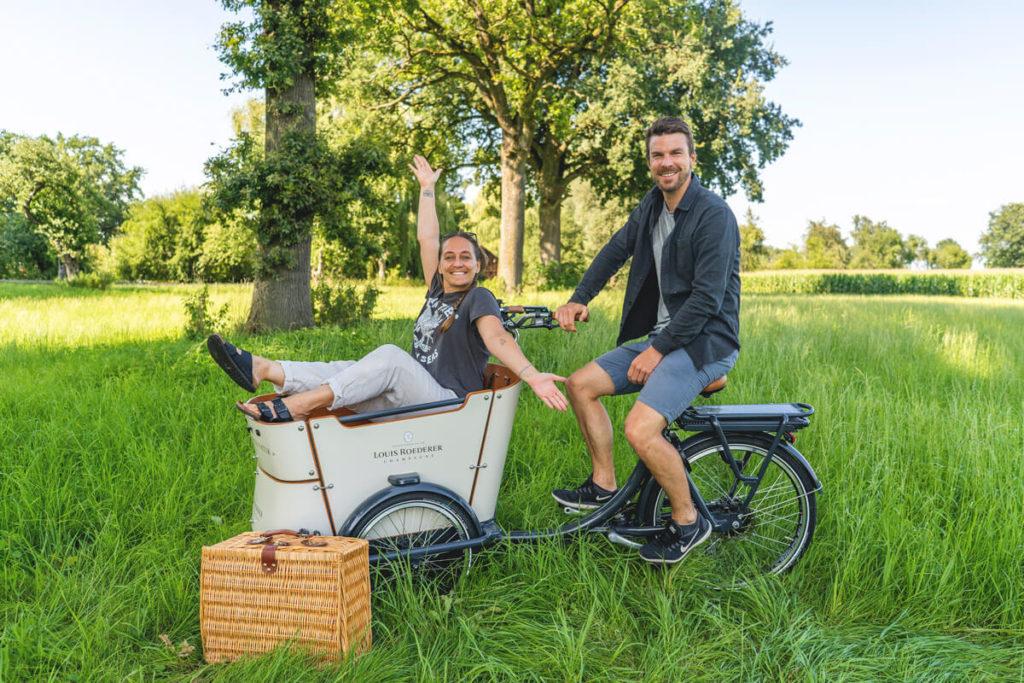 bicicleta-cargadora-estilosa-louis-roederer-picnic