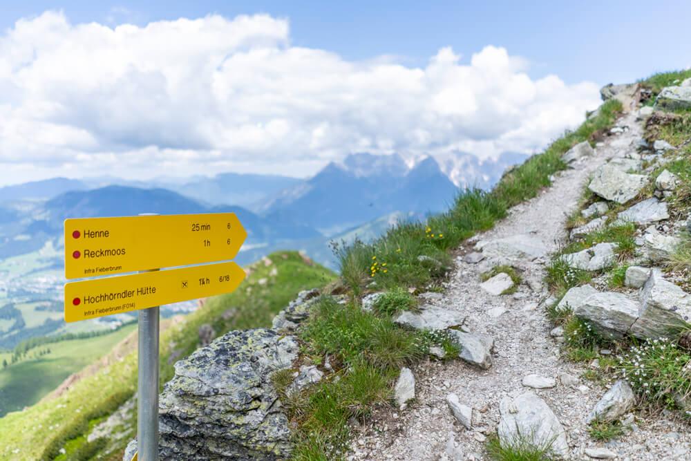 Senderismo-Henne-Gipfel-Wegweiser