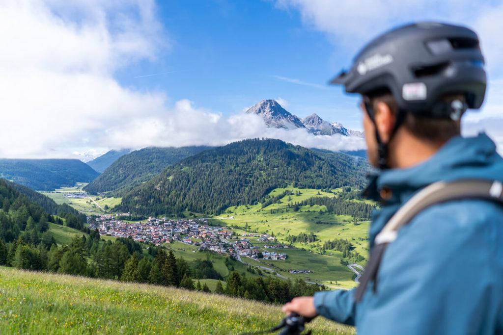 Nauders-am-Reschenpass-Fahrradtour-Fluchtwand