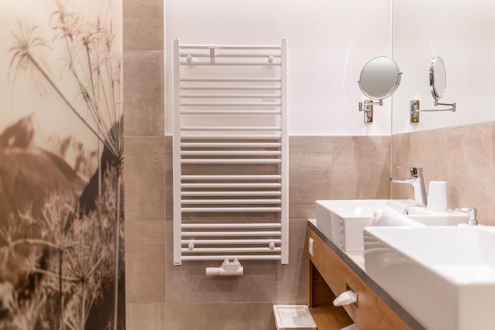 Post Hotel Nauders Doppelzimmer Bad
