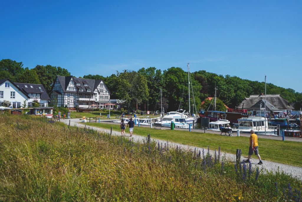 Vacaciones de verano en Mecklemburgo-Pomerania Occidental - Puerto de Kloster en la isla Hiddensee