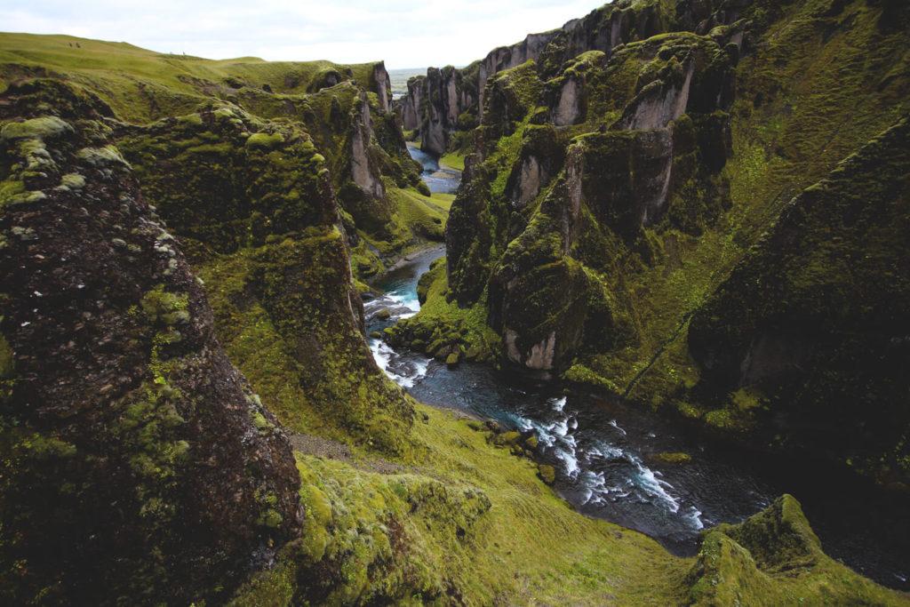 La impresionante garganta Fjaðrárgljúfur