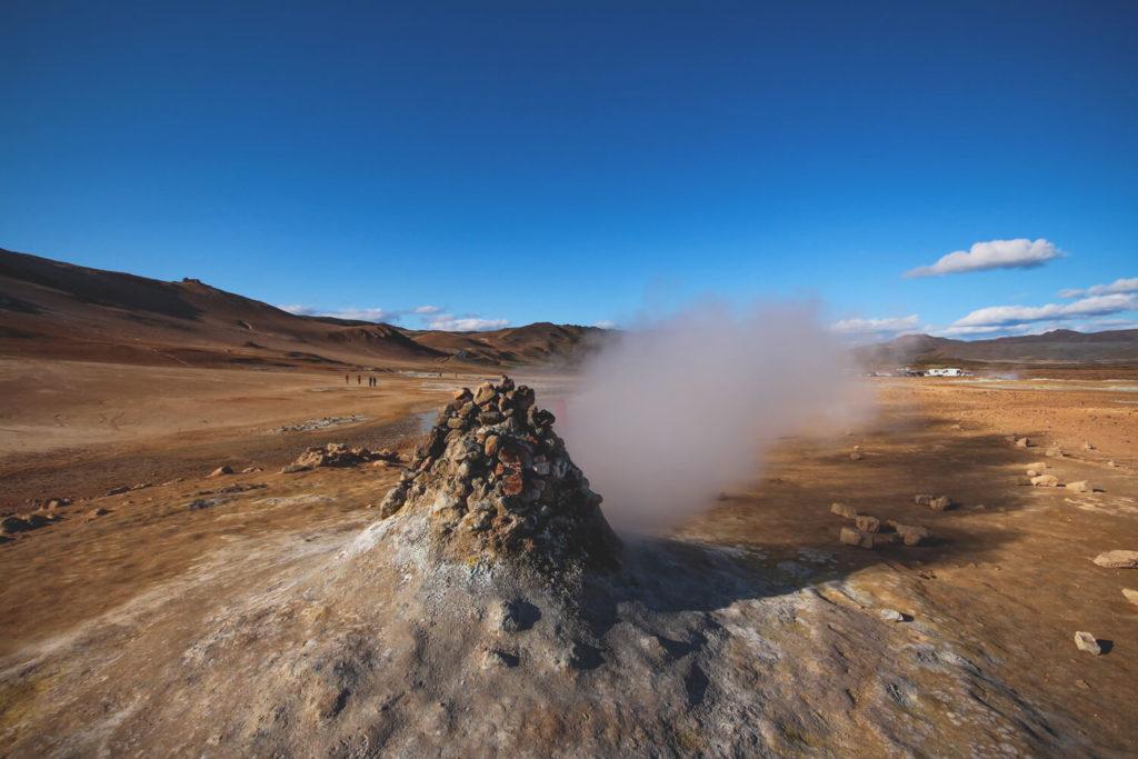 Tierra burbujeante y humeante así como pozos de barro
