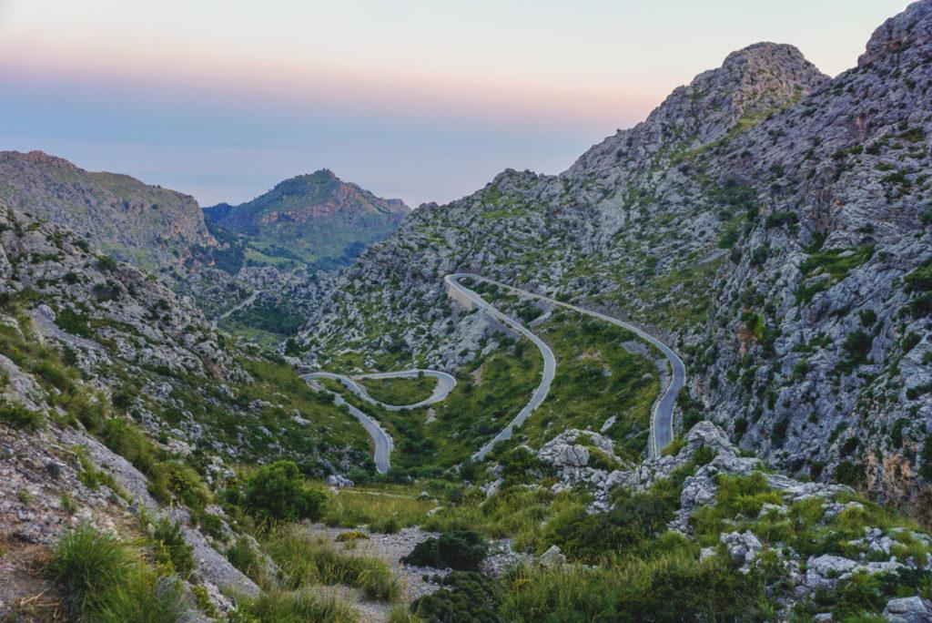 Mallorca-Caminos-en-zigzag-sa-calobra-montañas