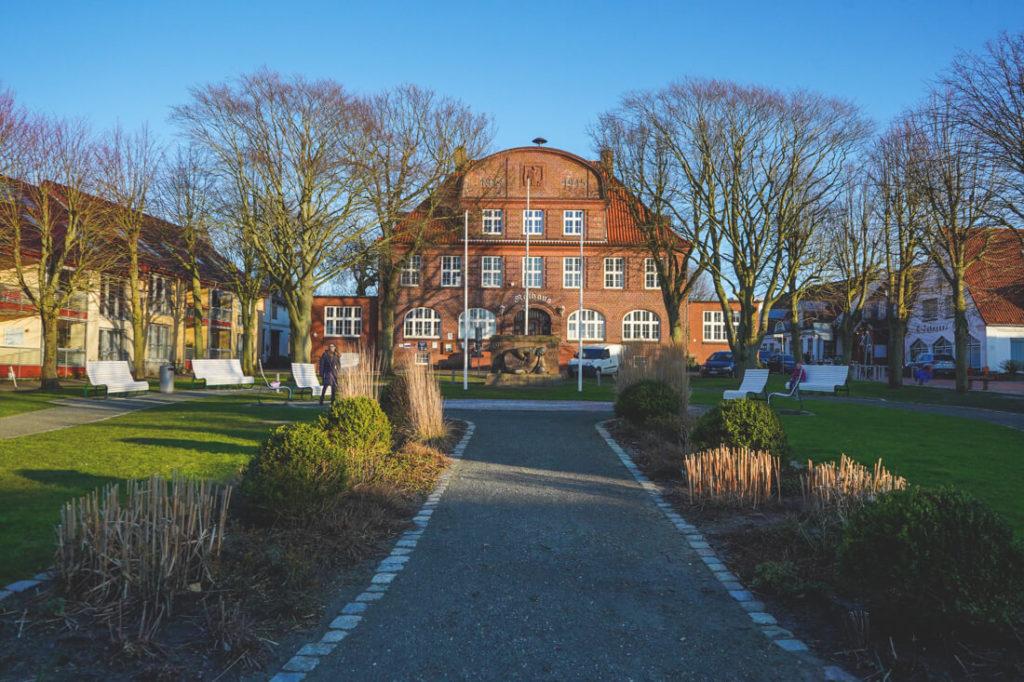 Caminando por Büsum - El ayuntamiento en el centro del pueblo